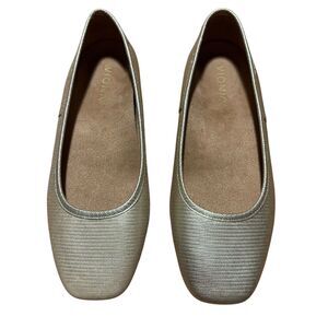 Vionic Orinda Square Toe Flat in Gold - Size 7